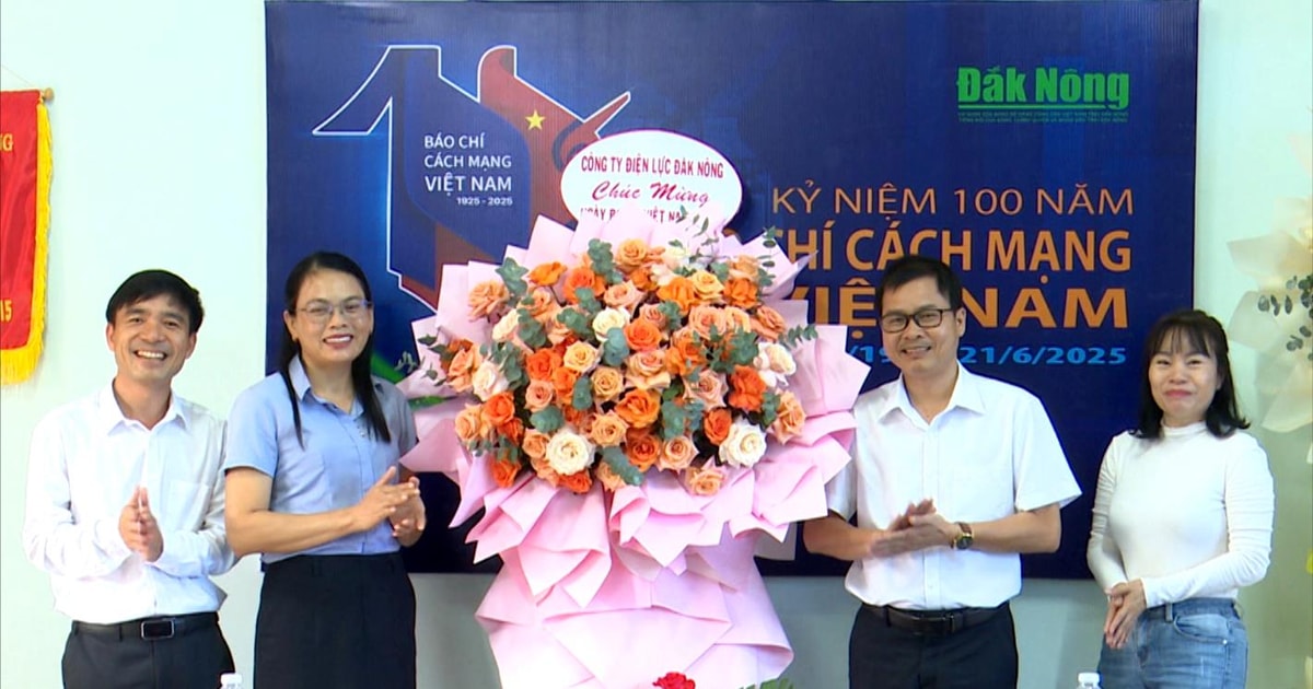 ទីភ្នាក់ងារ និងអង្គភាព អបអរសាទរ កាសែត Dak Nong ក្នុងឱកាស ថ្ងៃទី២១ ខែមិថុនា
