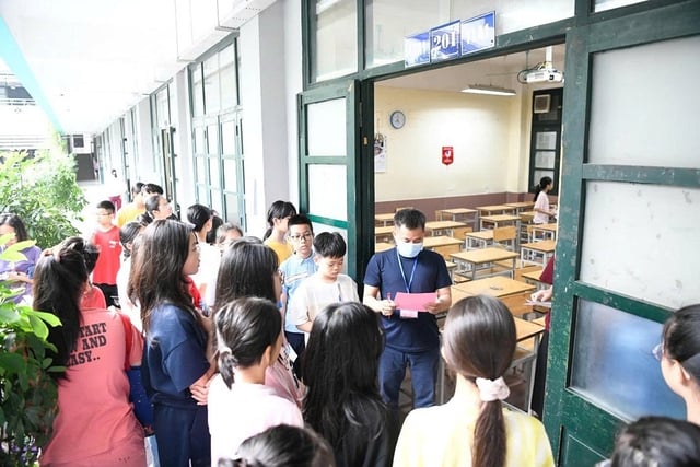 Những kỳ thi nghiệt ngã và lý do phụ huynh cho trẻ học thêm - Ảnh 1.