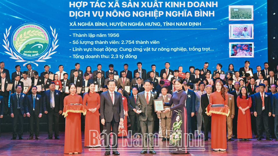 Hợp tác xã Sản xuất Kinh doanh Dịch vụ Nông nghiệp Nghĩa Bình được tôn vinh và nhận giải thưởng Ngôi sao hợp tác xã năm 2024. Ảnh do cơ sở cung cấp.