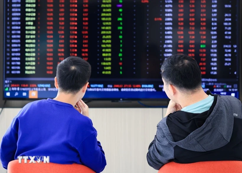 Investors monitor stock indexes in Jiangsu province, China. (Photo: THX/TTXVN)