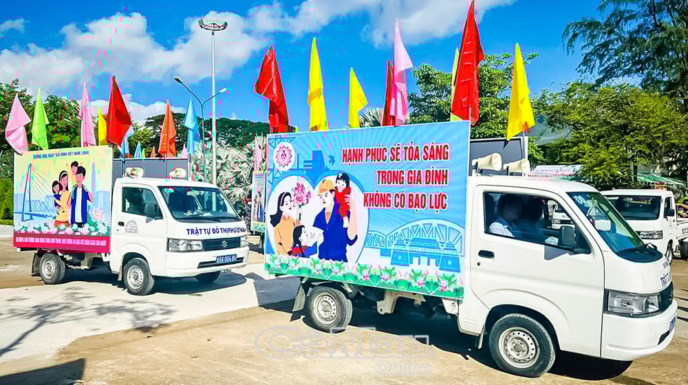 TP Cà Mau rất chú trọng tuyên truyền trực quan. (Trong ảnh: Xe cổ động tuyên truyền về ngày Gia đình Việt Nam trên các tuyến đường nội ô thành phố).