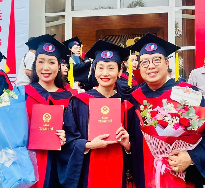Trịnh Kim Chi, Hạnh Thúy, Thanh Hiệp rạng ngời trong lễ trao bằng Thạc sĩ nghệ thuật tại Hà Nội- Ảnh 4.