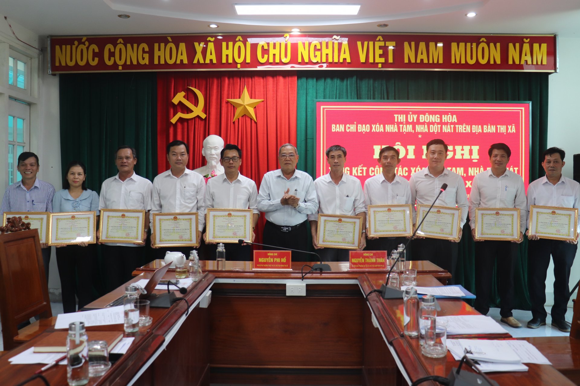 Lãnh đạo Thị ủy Đông Hòa khen thưởng các tập thể. Ảnh: MINH HUYỀN