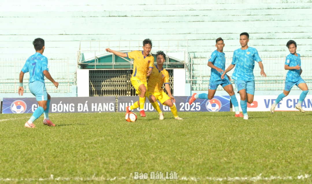The Gia Dinh blue shirt players had an important 2-0 victory over Dak Lak.
