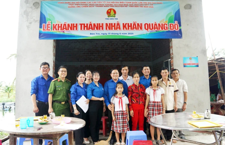 ពិធីសម្ពោធគម្រោង 'ផ្ទះកន្សែងក្រហម' និង 'ជំរកយុវជន' នៅស្រុក Thanh Phu