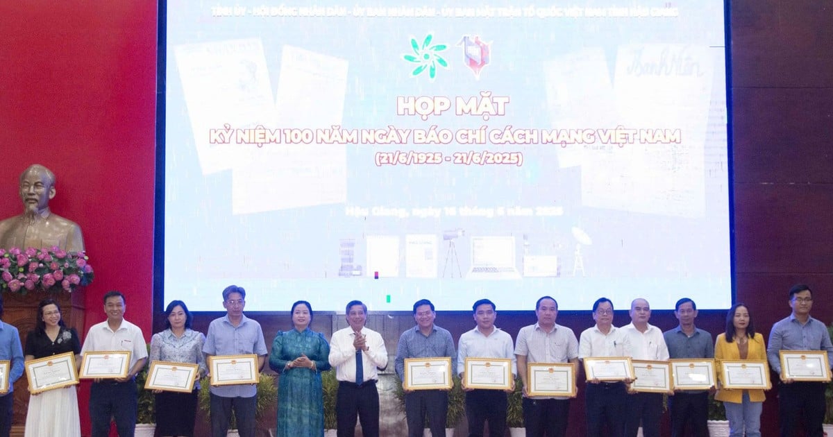 Chủ tịch UBND tỉnh Hậu Giang tặng Bằng khen cho Báo Pháp luật Việt Nam và Phóng viên