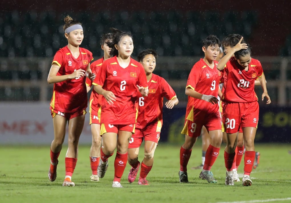 Cầu thủ nữ Việt Nam gây sốt với siêu phẩm từ cự ly 35m vào lưới Indonesia - 2