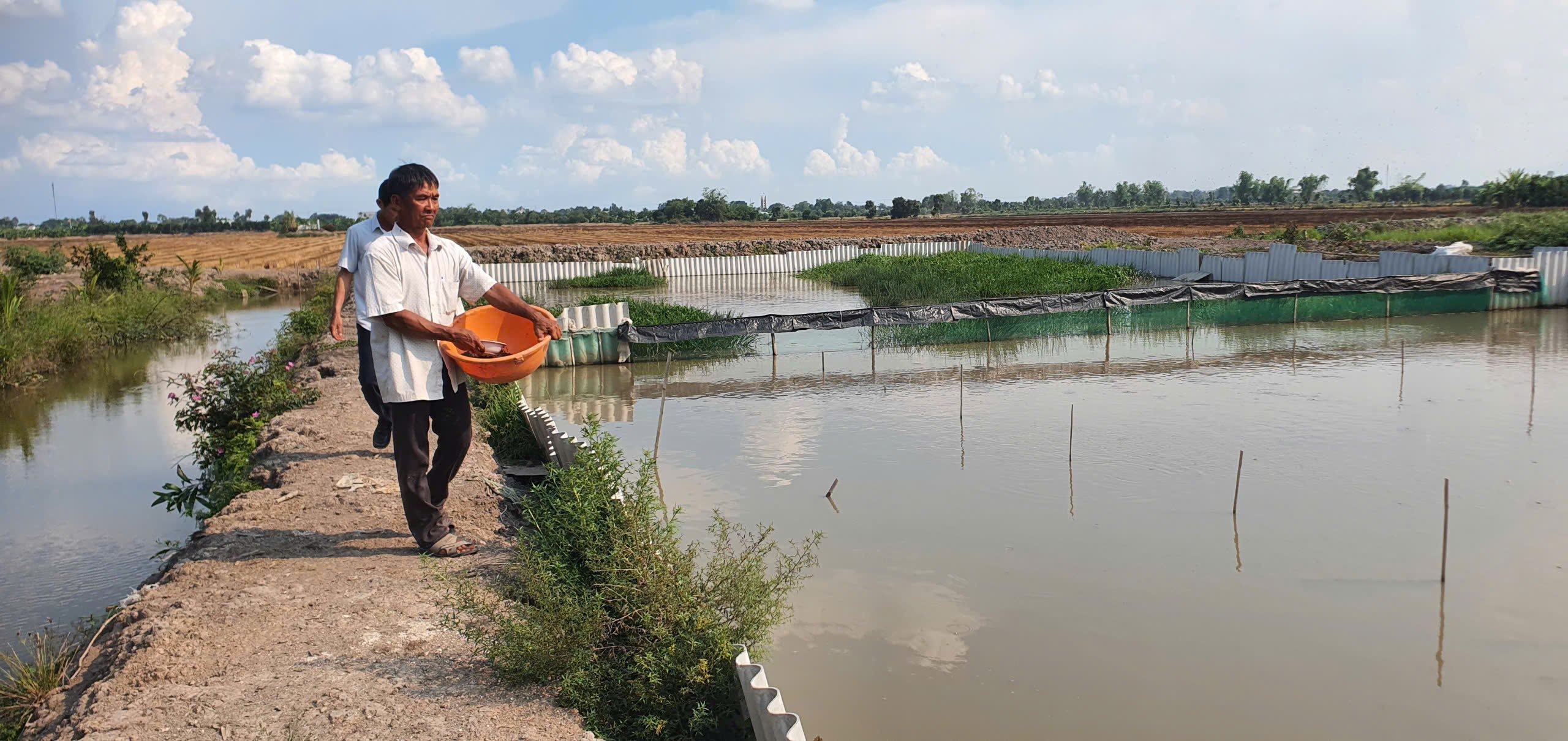 20_563_04-6-2025-nuoi-ba-ba-mo-hinh-moi-nhieu-trien-vong-ong-huynh-van-thang-cham-soc-ba-ba.jpg