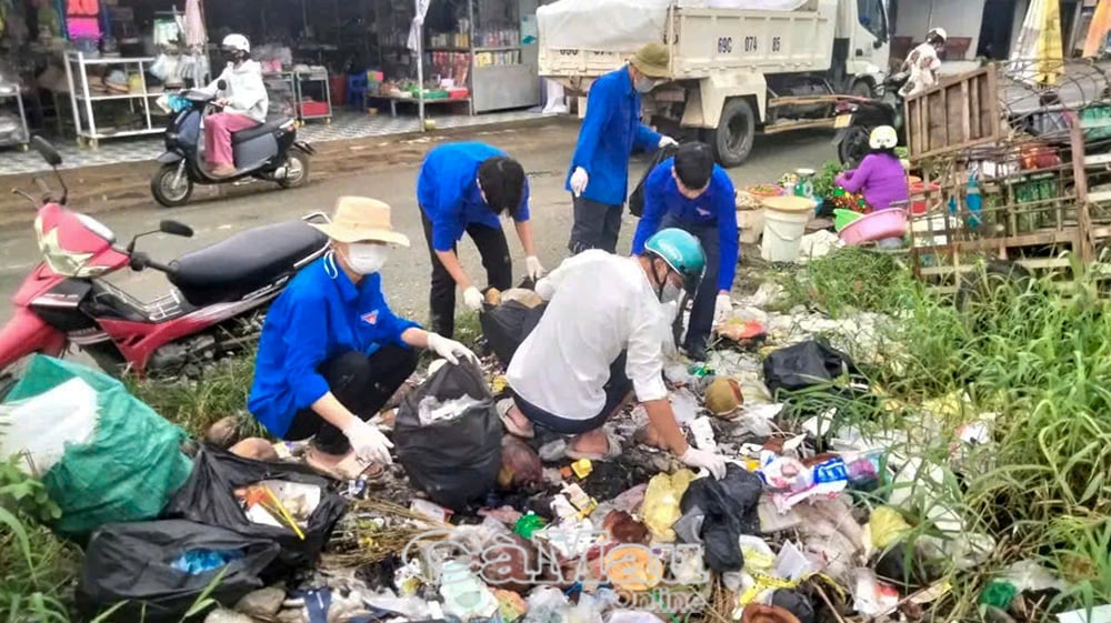 Các ngành, đoàn thể ra quân dọn dẹp vệ sinh môi trường, hạn chế nơi sinh sản của muỗi.