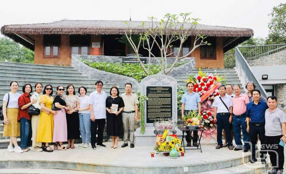 Hội Nhà báo tỉnh Quảng Nam - quê hương chí sĩ yêu nước Huỳnh Thúc Kháng, tổ chức thăm Di tích Trường dạy làm báo Huỳnh Thúc Kháng.
