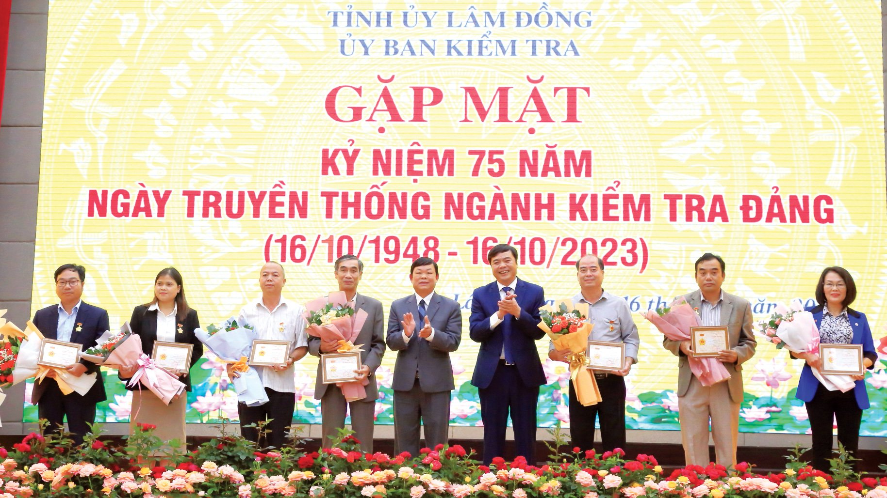 Trao Kỷ niệm chương Vì sự nghiệp Kiểm tra Đảng
