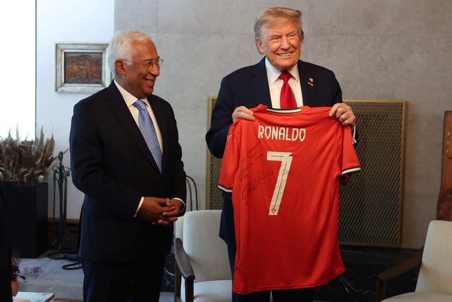 Ronaldo gửi tặng áo đấu cho Tổng thống Mỹ Donald Trump kèm thông điệp rất đặc biệt - Ảnh 1.