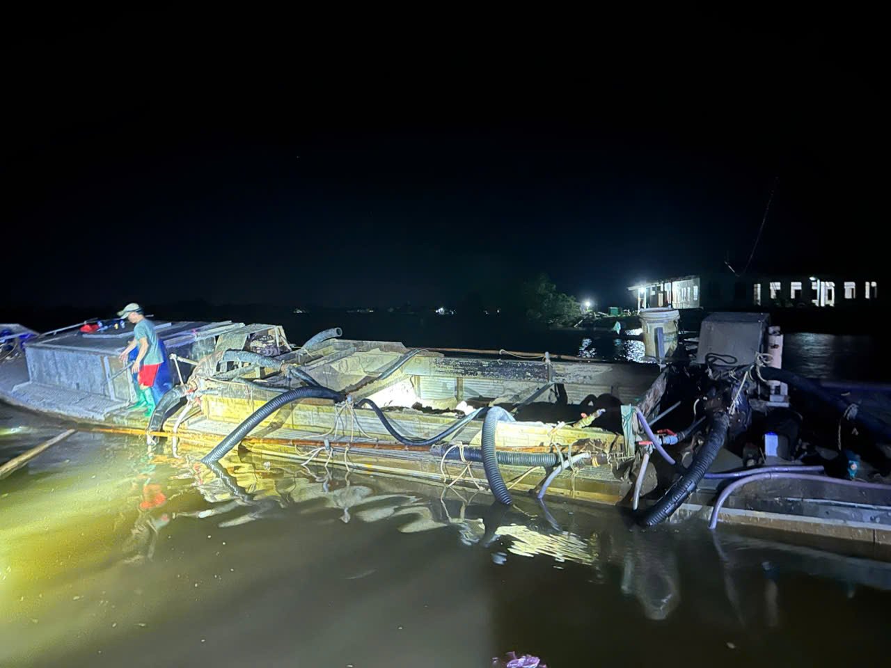 Phát hiện thuyền khai thác khoáng sản trái phép