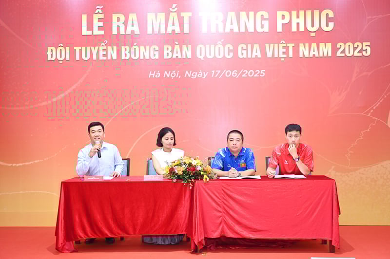 ឯកសណ្ឋានដែលមានលំនាំផ្កាឈូក អមជាមួយក្រុមកីឡាវាយកូនឃ្លីលើតុវៀតណាម -0
