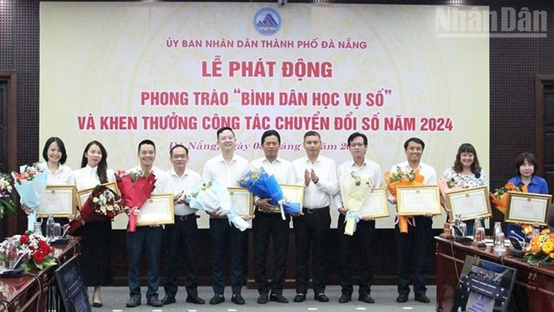 Đà Nẵng khen thưởng tập thể có thành tích xuất sắc trong công tác chuyển đổi số tại Lễ phát động phong trào “Bình dân học vụ số”. (Ảnh: THANH TÂM)