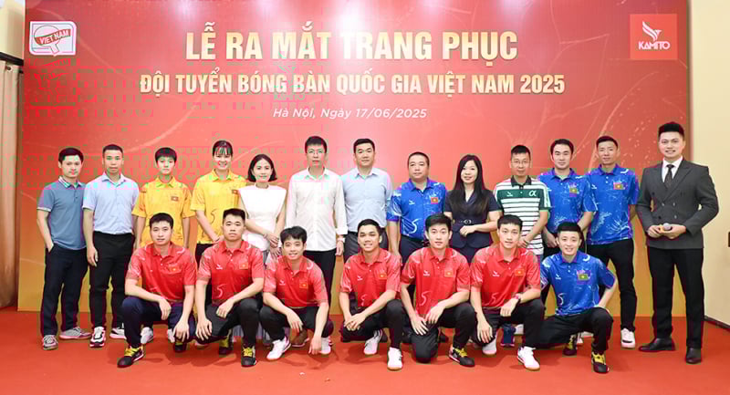 ឯកសណ្ឋានដែលមានលំនាំផ្កាឈូក អមជាមួយក្រុមកីឡាវាយកូនឃ្លីលើតុវៀតណាម -0