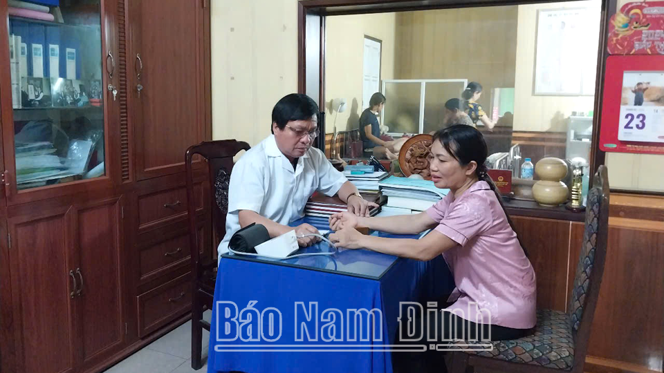 Lương y Nguyễn Trọng Hiên, Chủ tịch Hội Đông y huyện Vụ Bản khám sức khỏe cho người bệnh.