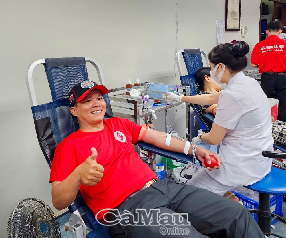 Ðến nay, anh đã 34 lần hiến máu, lần gần nhất ngày 14/6, khi anh tham gia “Hành trình đỏ” ở Phân hiệu Trường Ðại học Bình Dương tại Cà Mau.