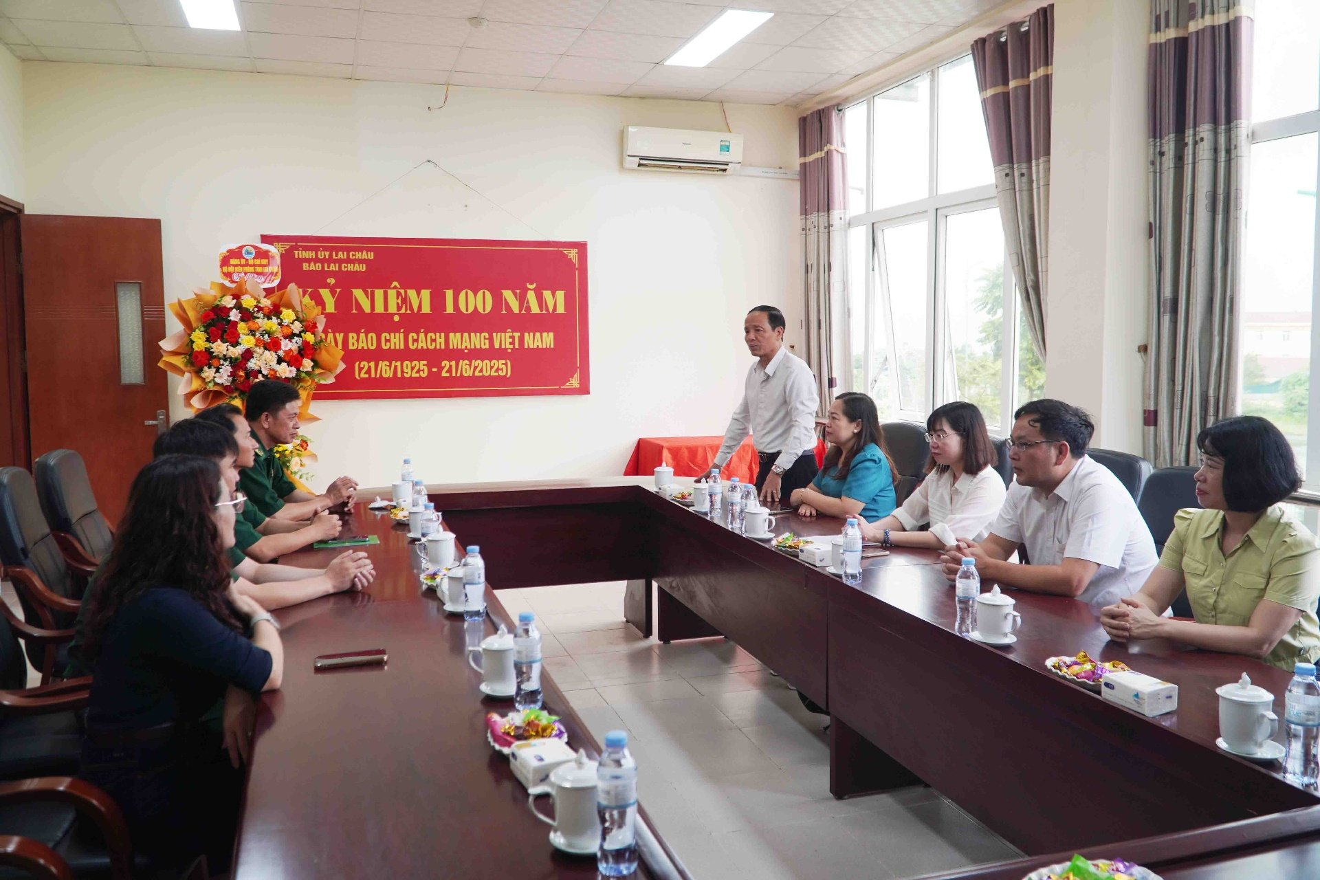 Đồng chí Nguyễn Viết Mạnh – Tổng Biên tập Báo Lai Châu phát biểu cảm ơn Đoàn công tác Bộ đội Biên phòng tỉnh.