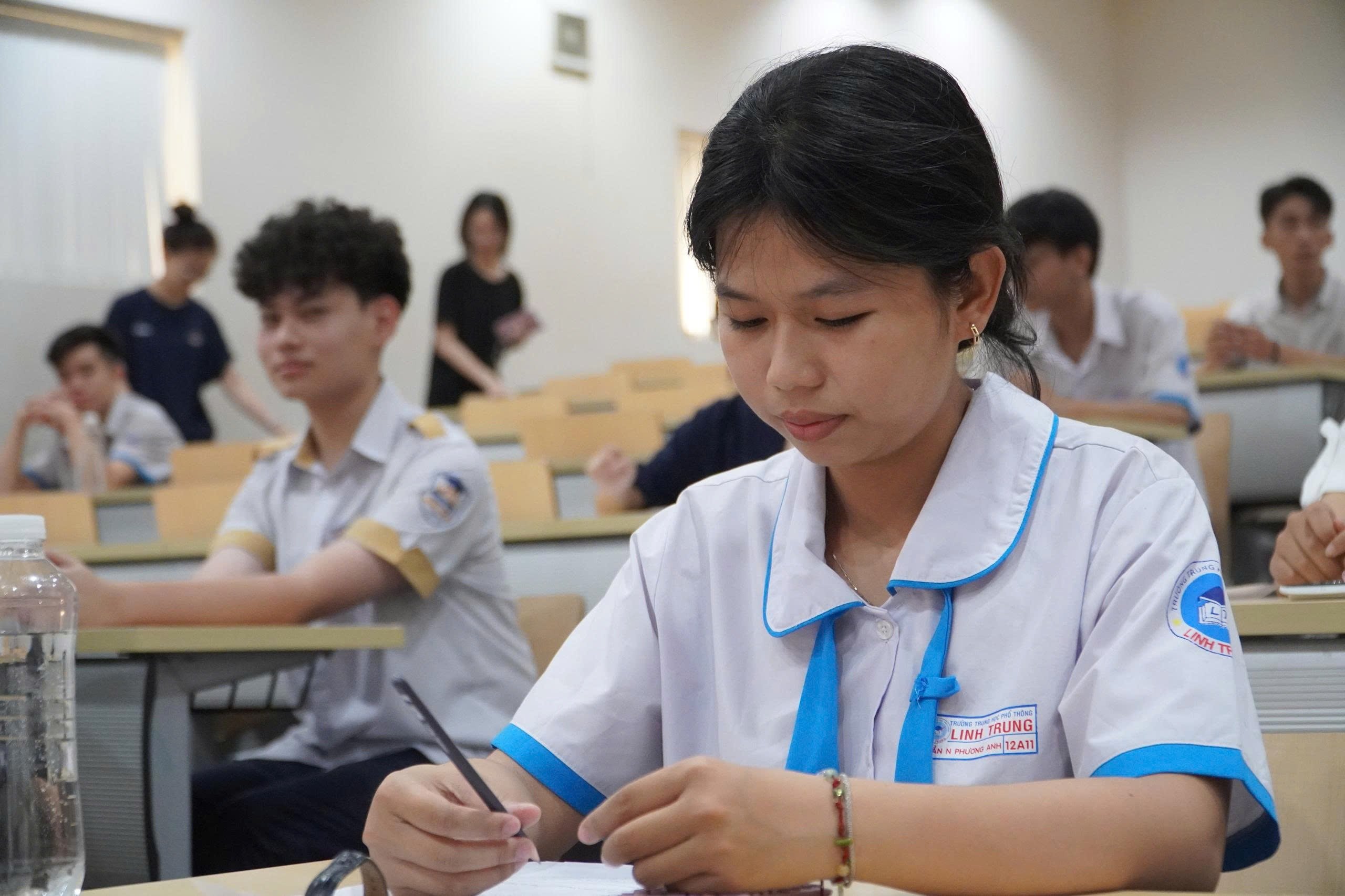 Lỗ hổng kỳ thi đánh giá năng lực “trăm tỷ”: Không thể xin lỗi là... xong - 4