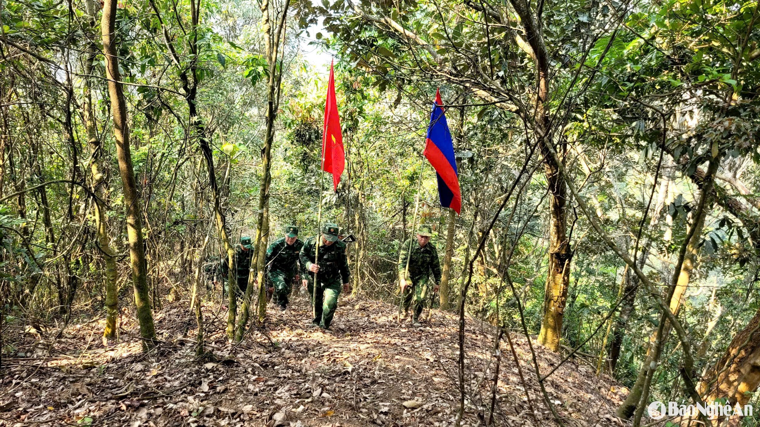 Đồn Biên phòng Tri Lễ (Bộ đội Biên phòng tỉnh Nghệ An) và Đại đội Biên phòng 217, Bộ Chỉ huy Quân sự tỉnh Hủa Phăn, Lào trên đường tuần tra. Ảnh: Hải Thượng
