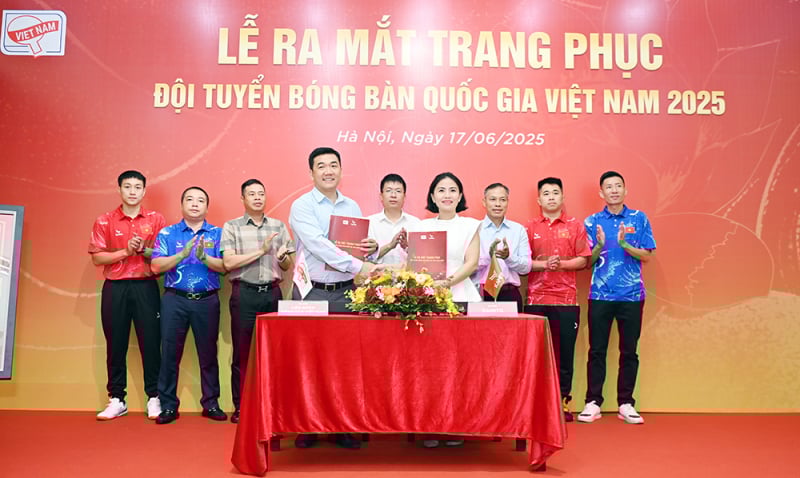 ឯកសណ្ឋានដែលមានលំនាំផ្កាឈូក អមជាមួយក្រុមកីឡាវាយកូនឃ្លីលើតុវៀតណាម -0