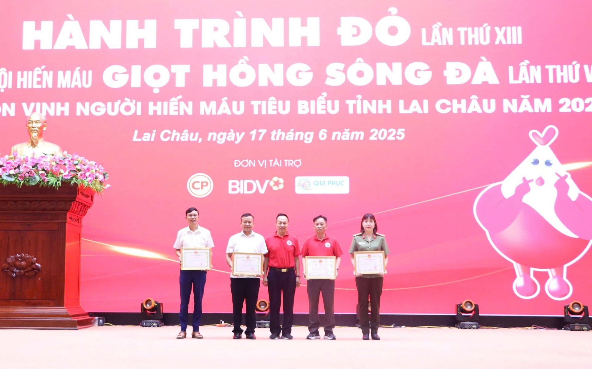 Đồng chí Bùi Việt Cường Chủ tịch Hội Chữ thập đỏ, Phó trưởng Ban Thường trực Ban Chỉ đạo vận động HMTN tỉnh tặng Bằng khen cho các tập thể.