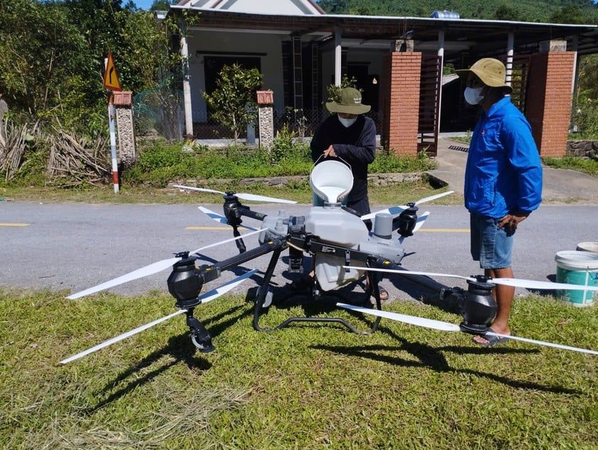 Cơ quan chức năng triển khai máy bay không người lái (drone) để phun thuốc diệt trừ châu chấu.