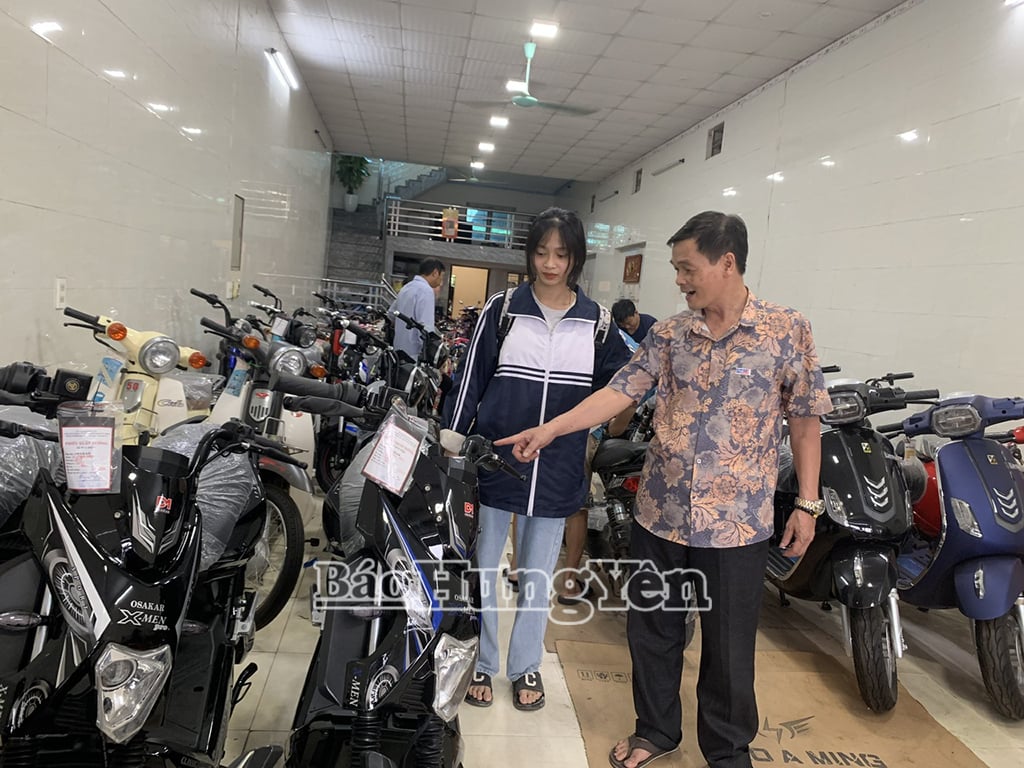 Chủ cửa hàng xe điện ở thị trấn Lương Bằng (Kim Động) tư vấn cho khách hàng