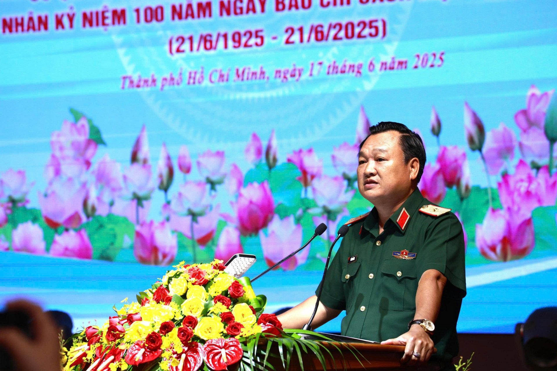 Thiếu tướng Trần Vinh Ngọc - Bí thư Đảng ủy, Chính ủy Quân khu 7 phát biểu tại buổi gặp mặt