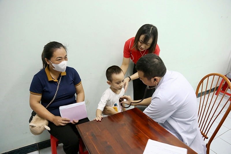 Bác sĩ sàng lọc và khám miễn phí một số bệnh cho trẻ em trên địa bàn tỉnh Tuyên Quang