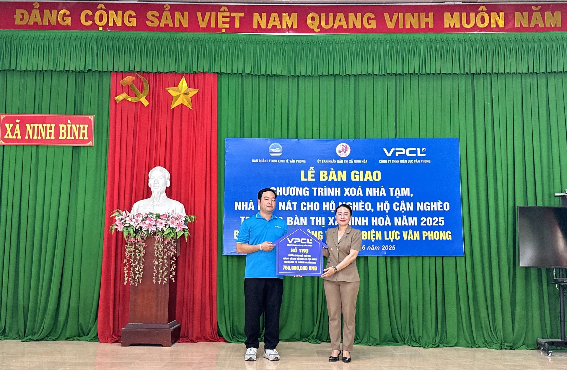 Lãnh đạo Công ty TNHH Điện lực Vân Phong tại lễ bàn giao chương trình xoá nhà tạm, nhà dột nát cho hộ nghèo, hộ cận nghèo trên địa bàn thị xã Ninh Hòa