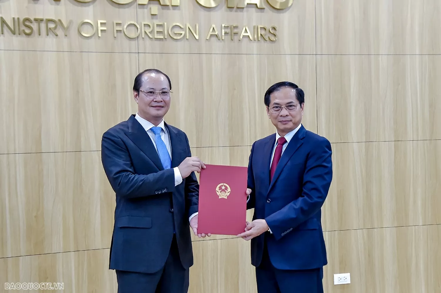 Phó Thủ tướng, Bộ trưởng Ngoại giao Bùi Thanh Sơn trao quyết định bổ nhiệm Tổng Lãnh sự Việt Nam tại Nga và Campuchia Phó Thủ tướng, Bộ trưởng Ngoại giao Bùi Thanh Sơn trao quyết định bổ nhiệm Tổng lãnh sự Việt Nam tại Nga và Campuchia
