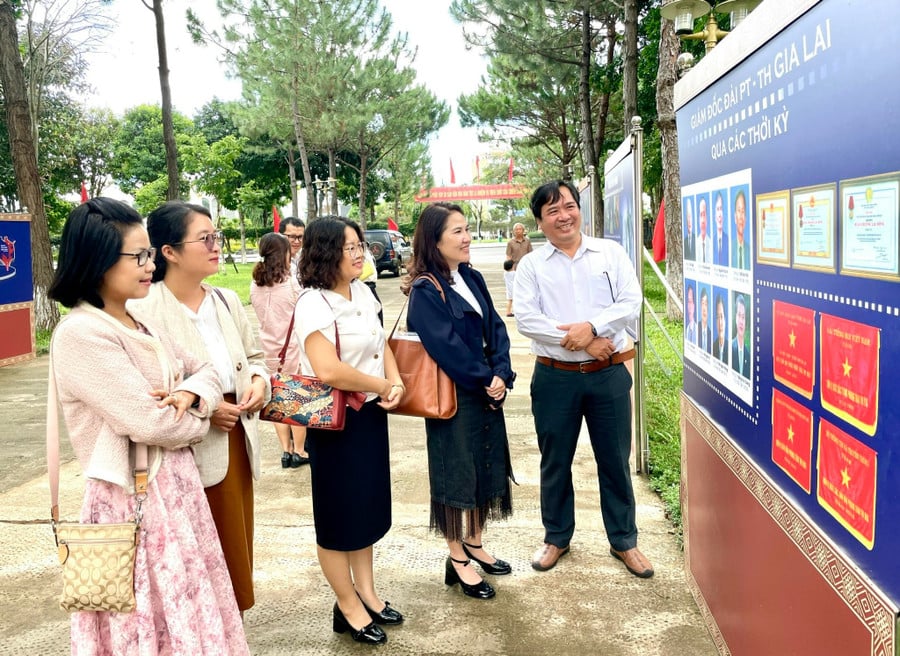 Các đại biểu tham quan triển lãm