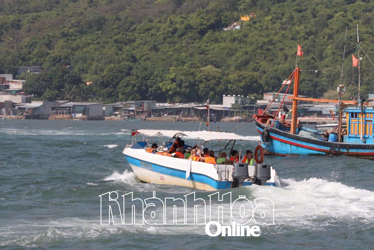 Phương  tiện  thủy  nội  địa  hoạt  động  tại  Bến  tàu  Du  lịch Nha Trang