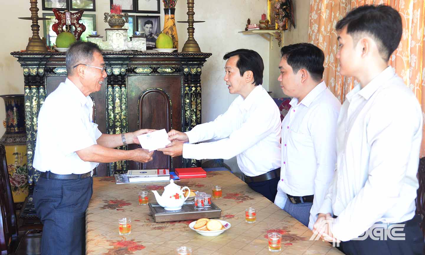 Đoàn đến thăm và chúc mừng nhà báo Trần Thanh Nhã.
