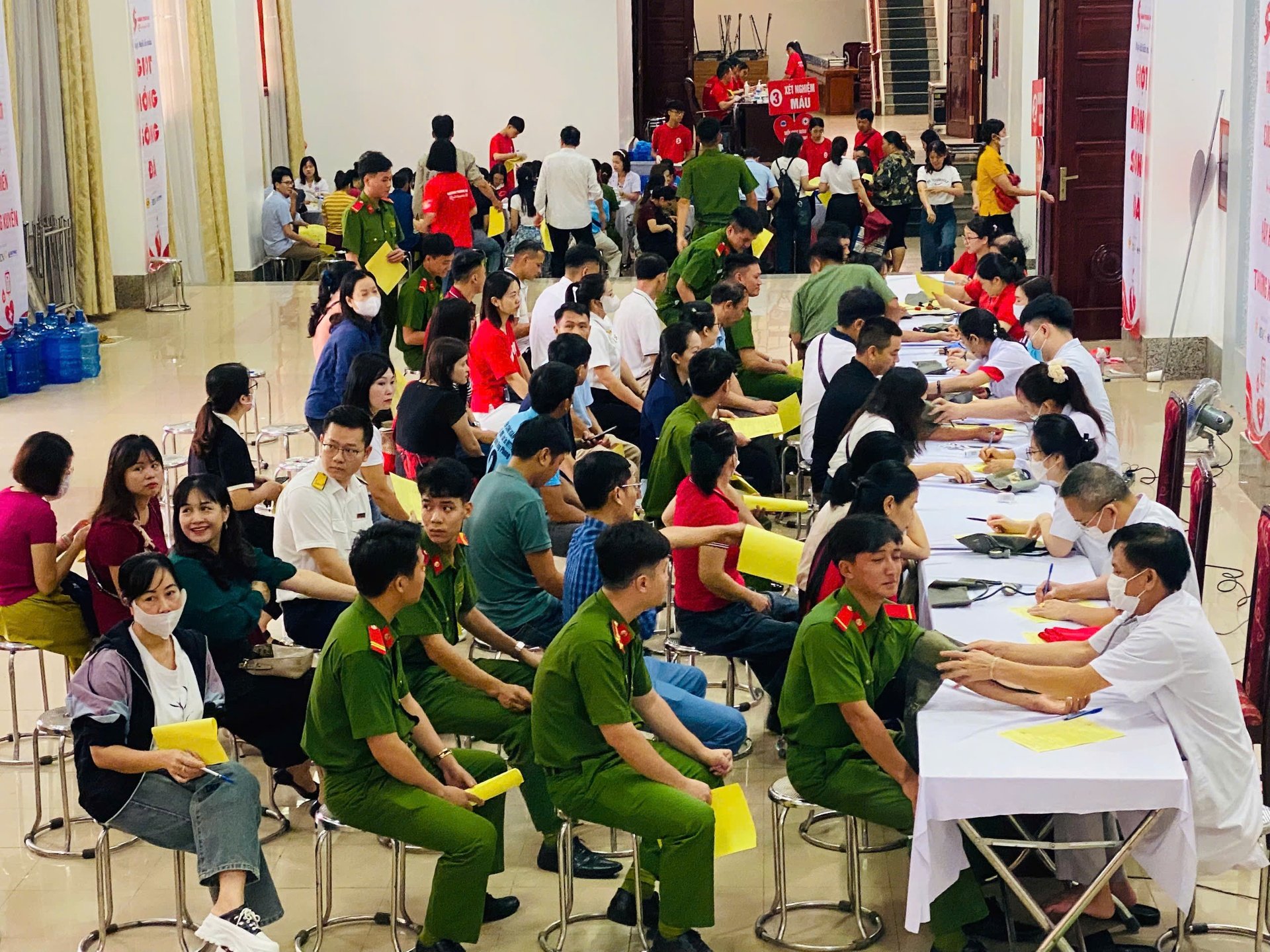 Chương trình thu hút đông đảo các tình nguyện viên tham gia hiến máu.