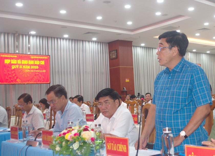 Đại diện các Sở, chính quyền địa phương cung cấp thông tin cho báo chí.