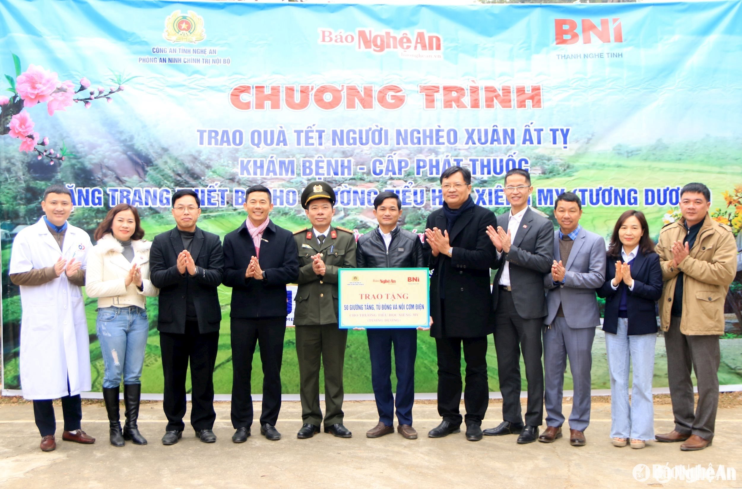 Báo Nghệ An cùng các đơn vị đồng hành đã tổ chức chương trình Trao quà Tết người nghèo Xuân Ất Tỵ; khám bệnh, cấp phát thuốc; tặng trang thiết bị cho Trường Tiểu học Xiêng My (Tương Dương). Ảnh: Tư liệu 