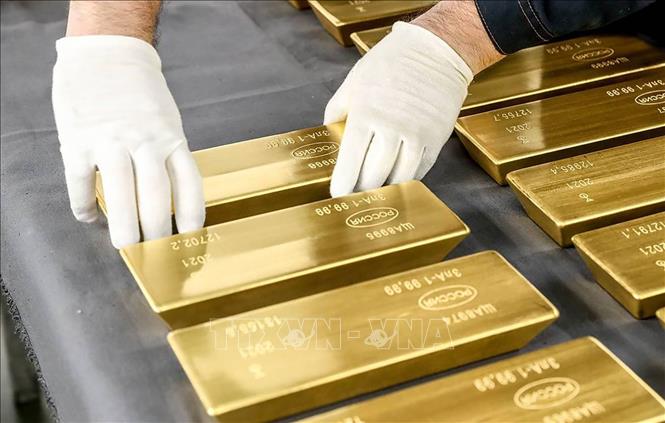 Giá vàng thế giới giảm hơn 1% do làn sóng chốt lời