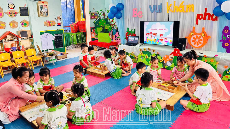 Hoạt động trải nghiệm kỹ năng (vắt nước cam) của trẻ lớp 4 tuổi Trường Mầm non Mỹ Hà.