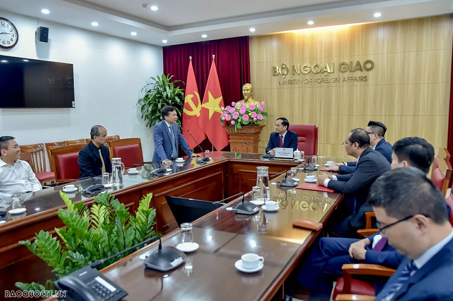 Phó Thủ tướng, Bộ trưởng Ngoại giao Bùi Thanh Sơn trao quyết định bổ nhiệm Tổng Lãnh sự Việt Nam tại Nga và Campuchia Phó Thủ tướng, Bộ trưởng Ngoại giao Bùi Thanh Sơn trao quyết định bổ nhiệm Tổng lãnh sự Việt Nam tại Nga và Campuchia