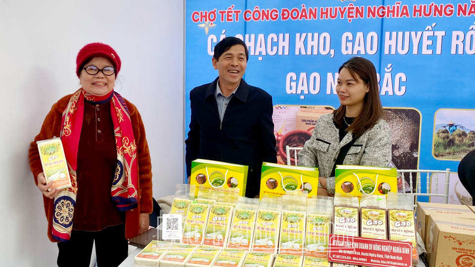 Sản phẩm gạo OCOP của Hợp tác xã Sản xuất Kinh doanh Dịch vụ Nông nghiệp Nghĩa Bình được người tiêu dùng ưa chuộng. 