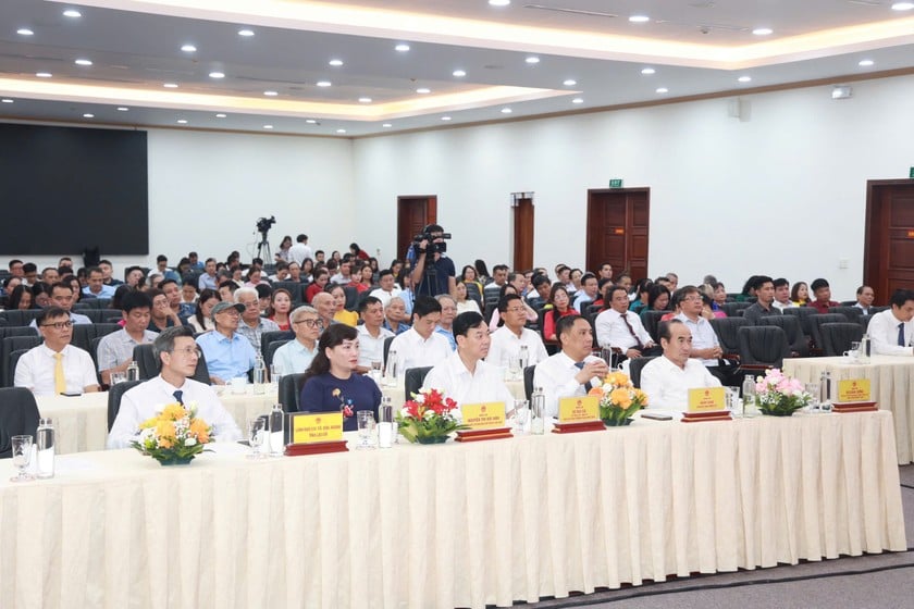 Các đại biểu tham dự buổi lễ.