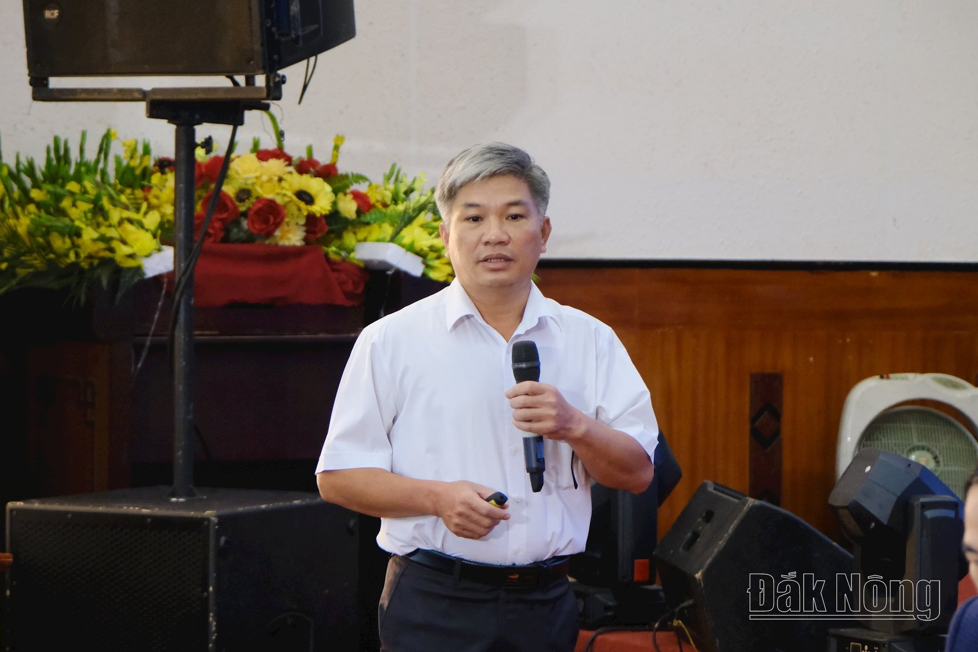 Đại diện Chi hội Nhà báo Đài Phát thanh-Truyền hình Đắk Nông trình bày tham luận tại tọa đàm