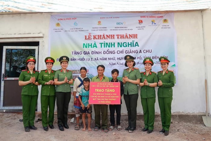 Phụ nữ các học viện, trường Công an tặng “Nước sạch cho em” ở Điện Biên- Ảnh 2.