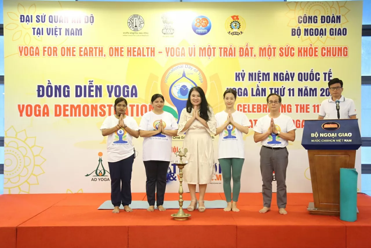 Các đại biểu thực hiện nghi thức Thắp đèn trước khi bắt đầu Đồng diễn. (Ảnh: Thành Long)