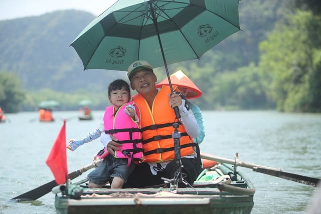 'Giang hồ màn ảnh' Duy Hưng đến Ninh Bình... đấu vật - Ảnh 3.