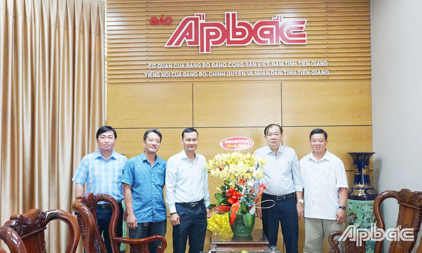 省労働連盟がAp Bac新聞社を祝福。