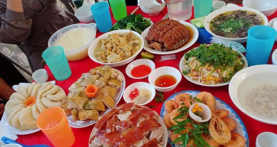 ម្ហូបពិសេសនៅលើថាសថ្វាយនៅ Lang Son មានរសជាតិឆ្ងាញ់ប្លែក រៀបចំទុករយៈពេល 5 ម៉ោង។